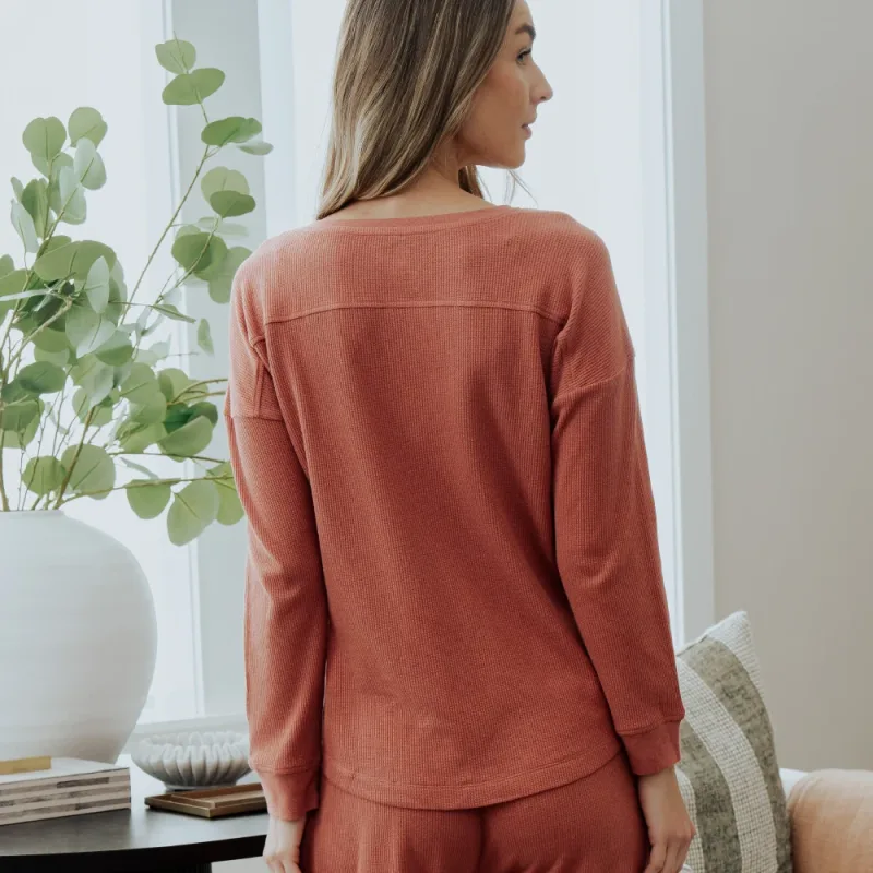 Vaffelstrikket langermet genser med droppede skuldre - Coral Dusk